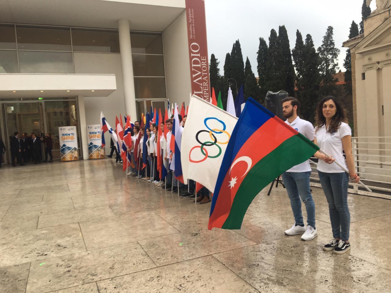 Азербайджану передали факел Европейского Олимпийского фестиваля молодежи
