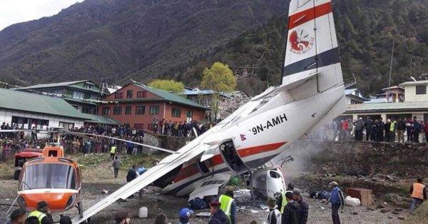 В аэропорту Непала самолет столкнулся с вертолетом, два человека погибли