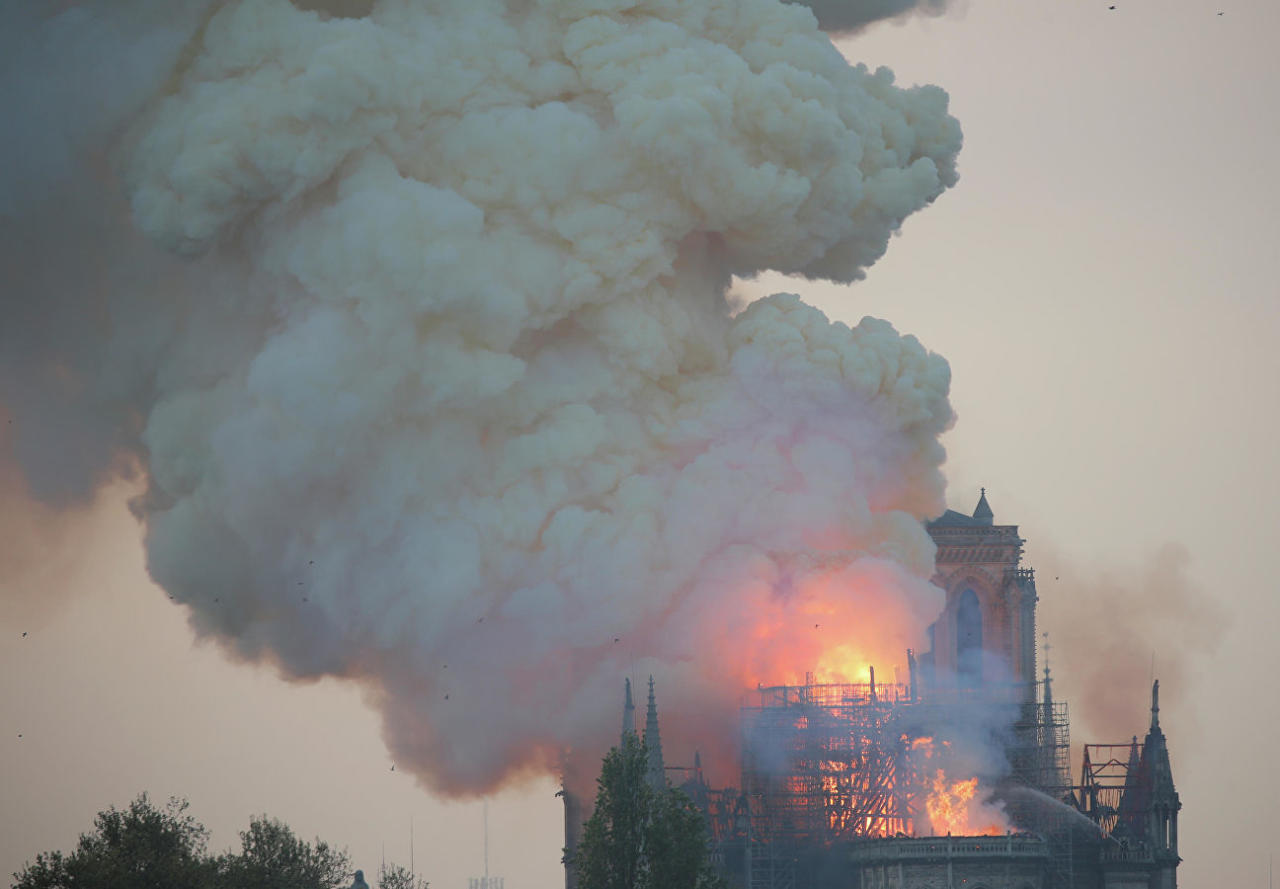 Сильный пожар в Нотр-Даме: собор потушен