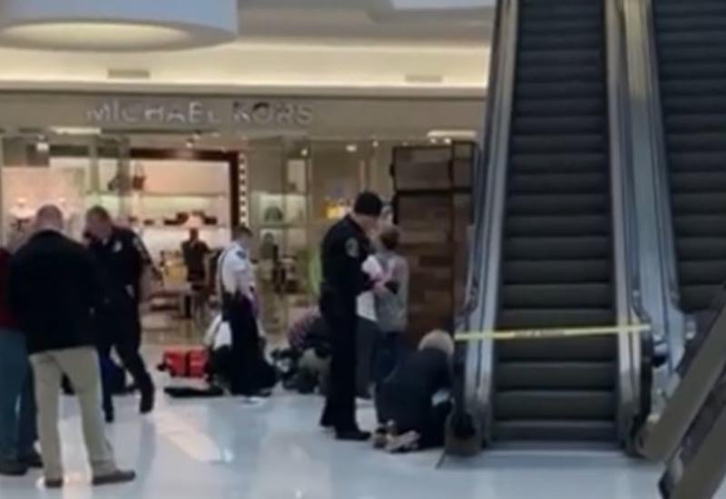 Незнакомец сбросил ребенка с высоты третьего этажа в торговом центре