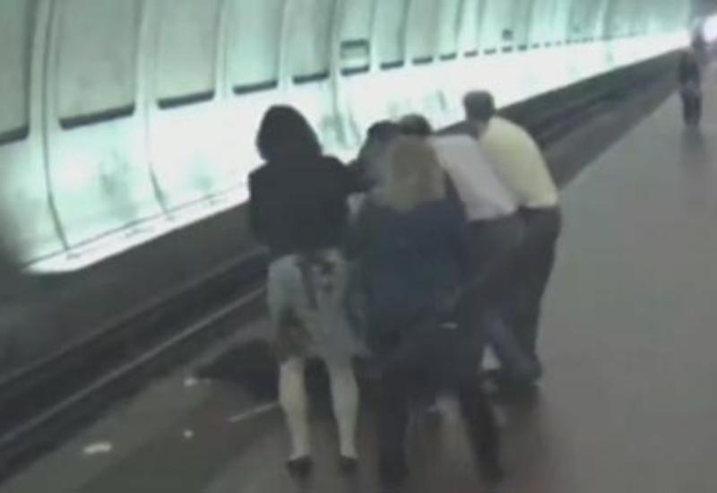Слепой мужчина упал на рельсы, но был спасён неравнодушными пассажирами метро