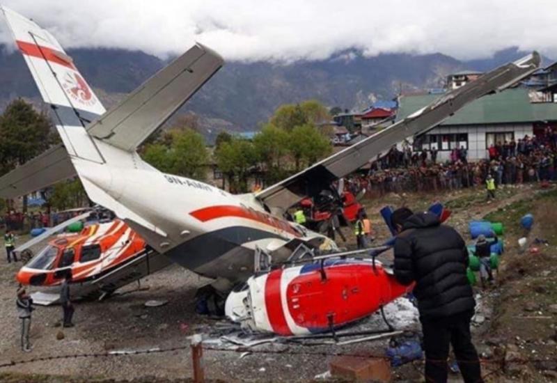 Момент столкновения самолета и вертолета в Непале попал на камеры