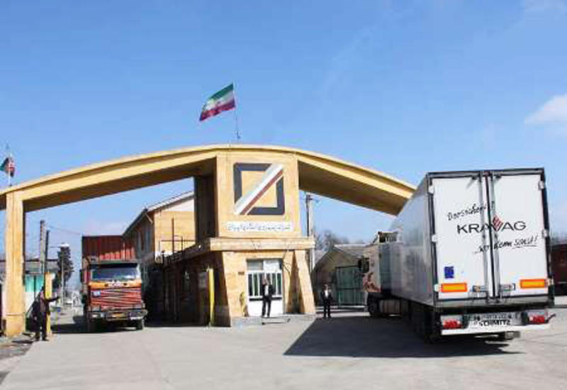 Иран запретил азербайджанцам вывозить манаты