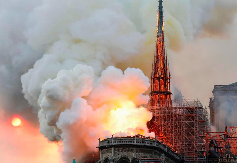 Вот как рухнул шпиль Собора Парижской Богоматери