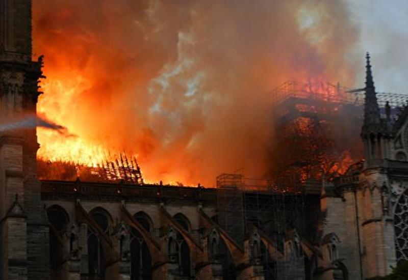 Сильный пожар в Нотр-Даме: собор потушен