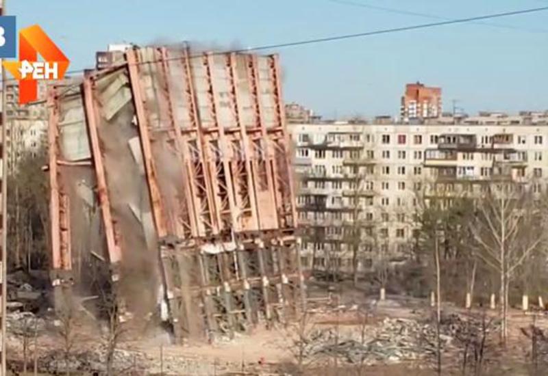 Зрелищный снос здания в Санкт-Петербурге попал на камеры
