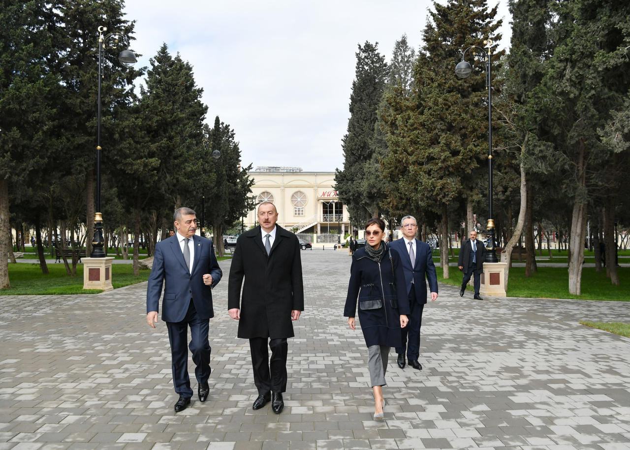 Президент Ильхам Алиев и Первая леди Мехрибан Алиева ознакомились с условиями в парке Нефтяников в Баку после реконструкции