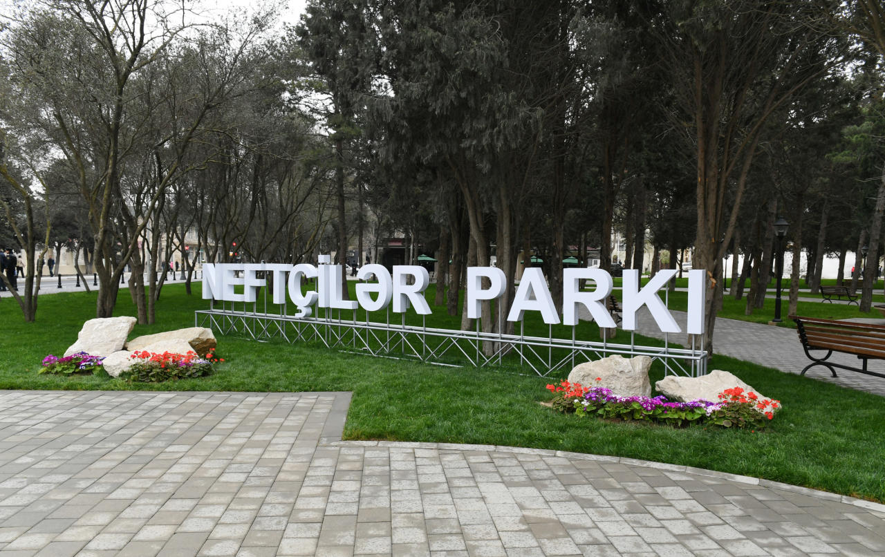 Президент Ильхам Алиев и Первая леди Мехрибан Алиева ознакомились с условиями в парке Нефтяников в Баку после реконструкции