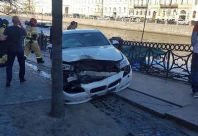 Момент наезда автомобиля на туристов в центре Петербурга попал на камеры <span class="color_red">- ВИДЕО</span>