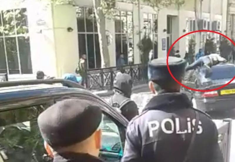 Сумасшедший случай в центре Баку: мужчину прокатили на крыше автомобиля <span class="color_red">- ВИДЕО</span>