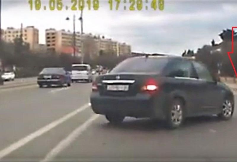 Bakıda xanım sürücünün törətdiyi qəza kameraya düşdü <span class="color_red">- VİDEO</span>