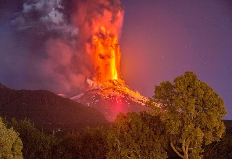 В Индонезии началось извержение огромного стратовулкана