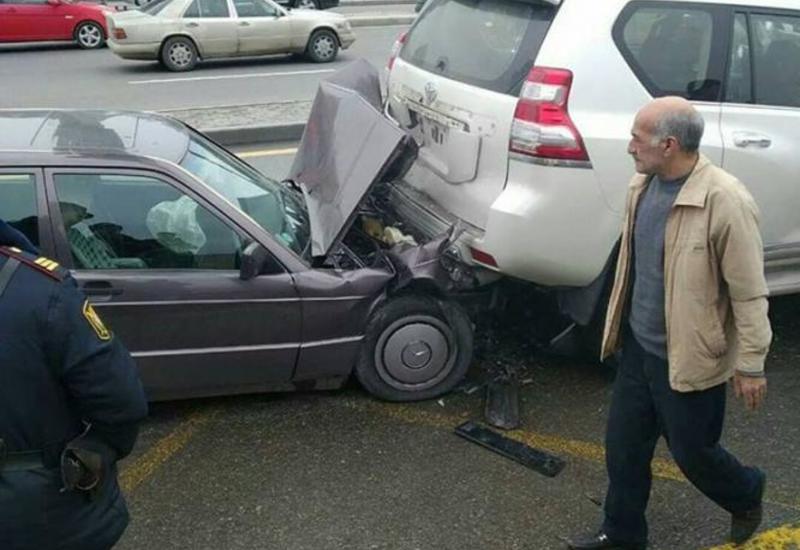 Цепная авария в Баку: Mercedes попал под Prado