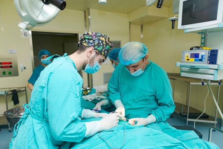 В Баку врачи провели уникальную операцию на ребенке