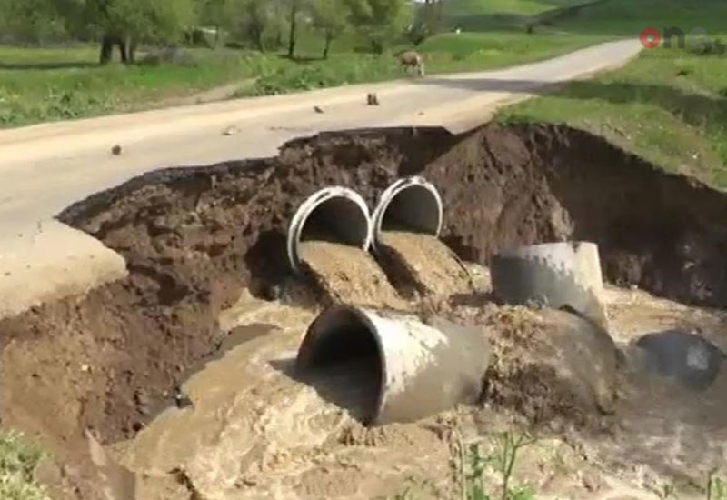 В Азербайджане рухнул мост, сели снесли часть дороги