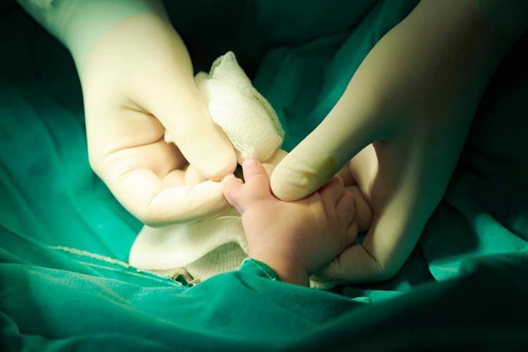 В Баку врачи провели уникальную операцию на ребенке