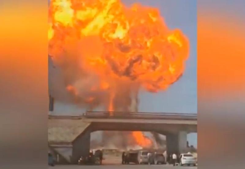 Огненный «гриб»: мощный взрыв грузовика с топливом попал на камеры