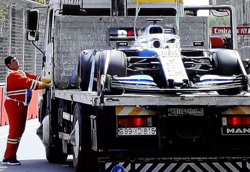 Жесткая авария на Формуле-1 в Баку: в болид влетел канализационный люк