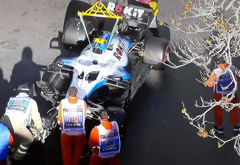 Серьезная авария на Формуле 1 в Баку – болид влетел в тротуар