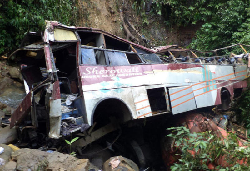 Трагедия в Индии: автобус упал в ущелье, число погибших растет