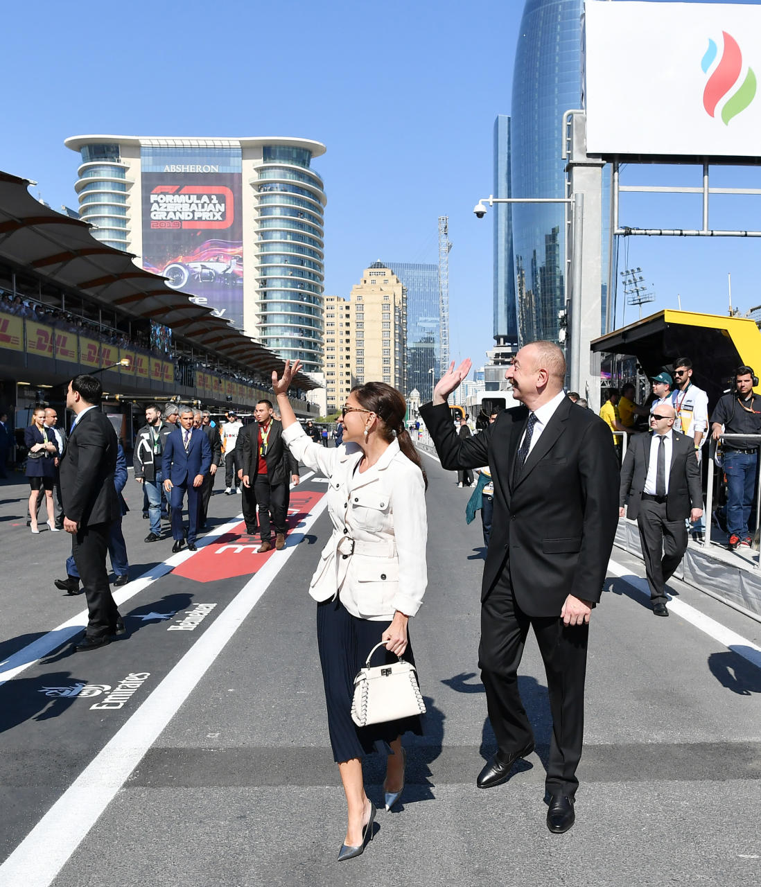 Президент Ильхам Алиев и Первая леди Мехрибан Алиева наблюдали за основной гонкой Гран-при Формулы-1 SOCAR Азербайджан