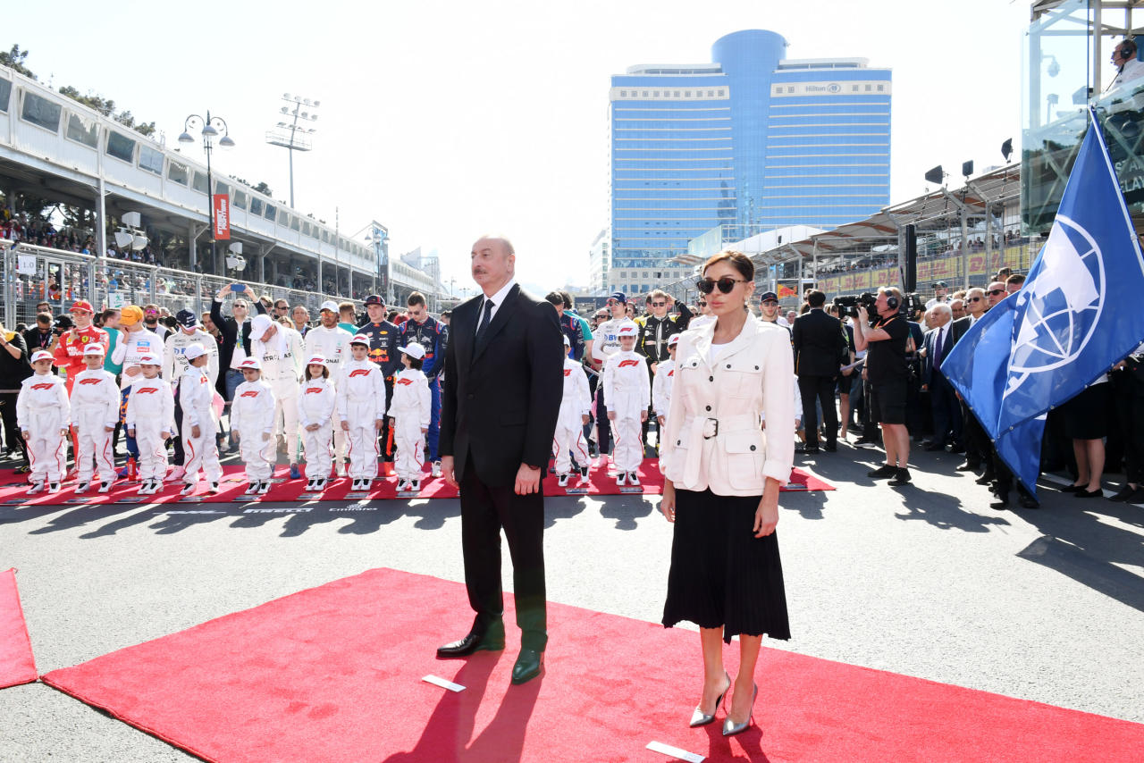 Президент Ильхам Алиев и Первая леди Мехрибан Алиева наблюдали за основной гонкой Гран-при Формулы-1 SOCAR Азербайджан