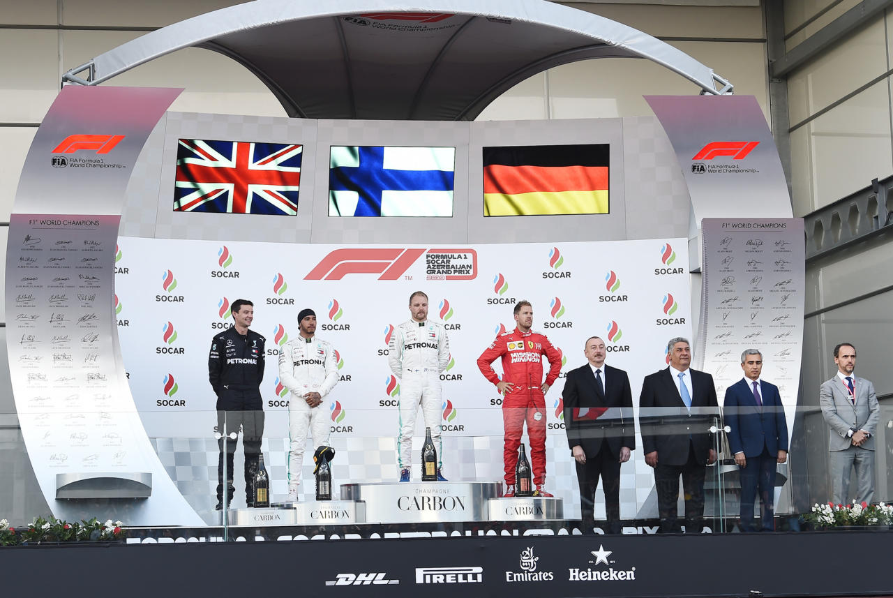 Президент Ильхам Алиев наградил победителей Гран-при Формулы-1 SOCAR Азербайджан
