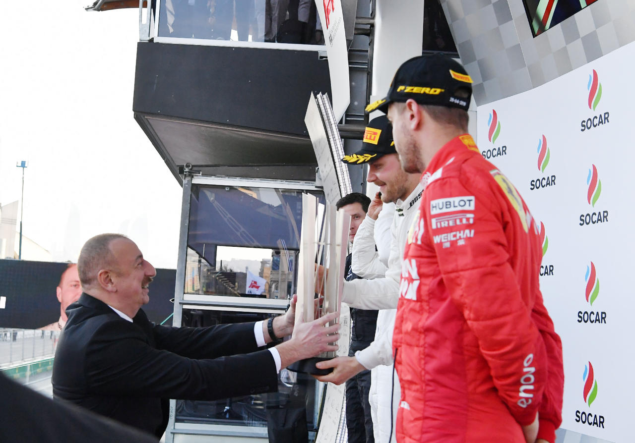 Президент Ильхам Алиев наградил победителей Гран-при Формулы-1 SOCAR Азербайджан