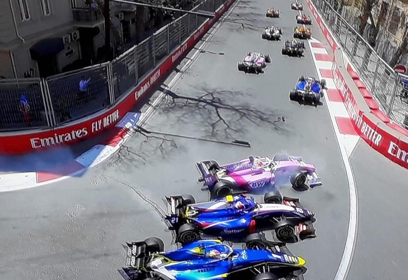 Заезд Формулы-2 в Баку начался с цепной аварии