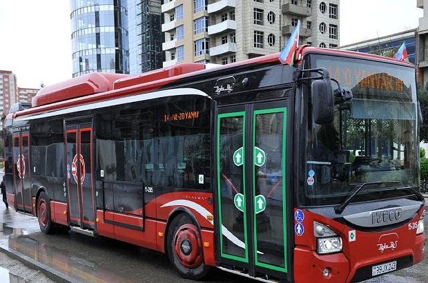 В ряде городов Азербайджана запрещено движение общественного транспорта и автомобилей