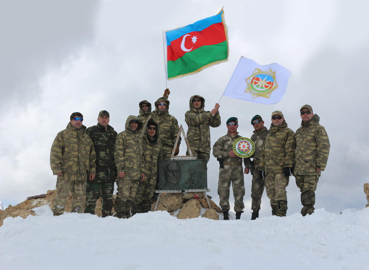 СГБ Азербайджана организовала восхождение на "Пик Гейдара"