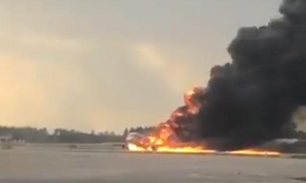 Сильный пожар в Шереметьево: горит пассажирский самолет, есть пострадавшие