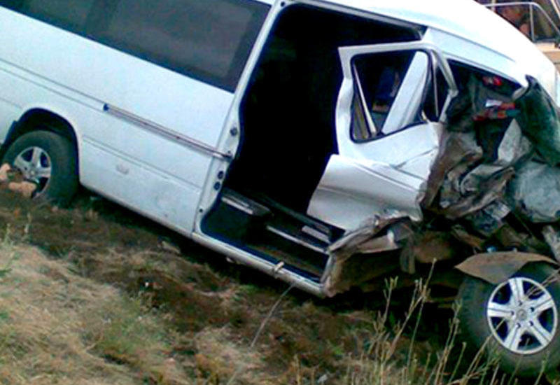В Сальяне перевернулся автобус со школьниками, есть погибший и раненые