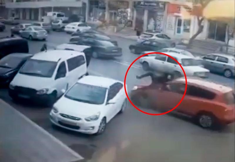 В Баку женщина-водитель сбила пешехода и пронесла его на капоте