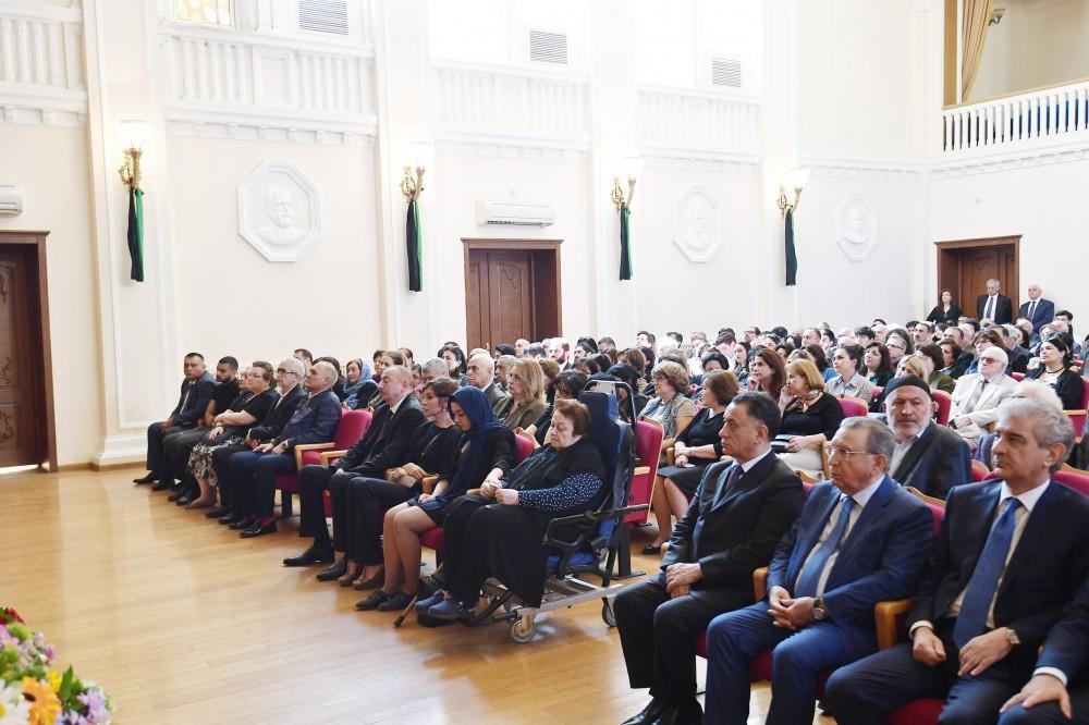 Президент Ильхам Алиев и Первая леди Мехрибан Алиева приняли участие в церемонии прощания с выдающимся композитором Арифом Меликовым