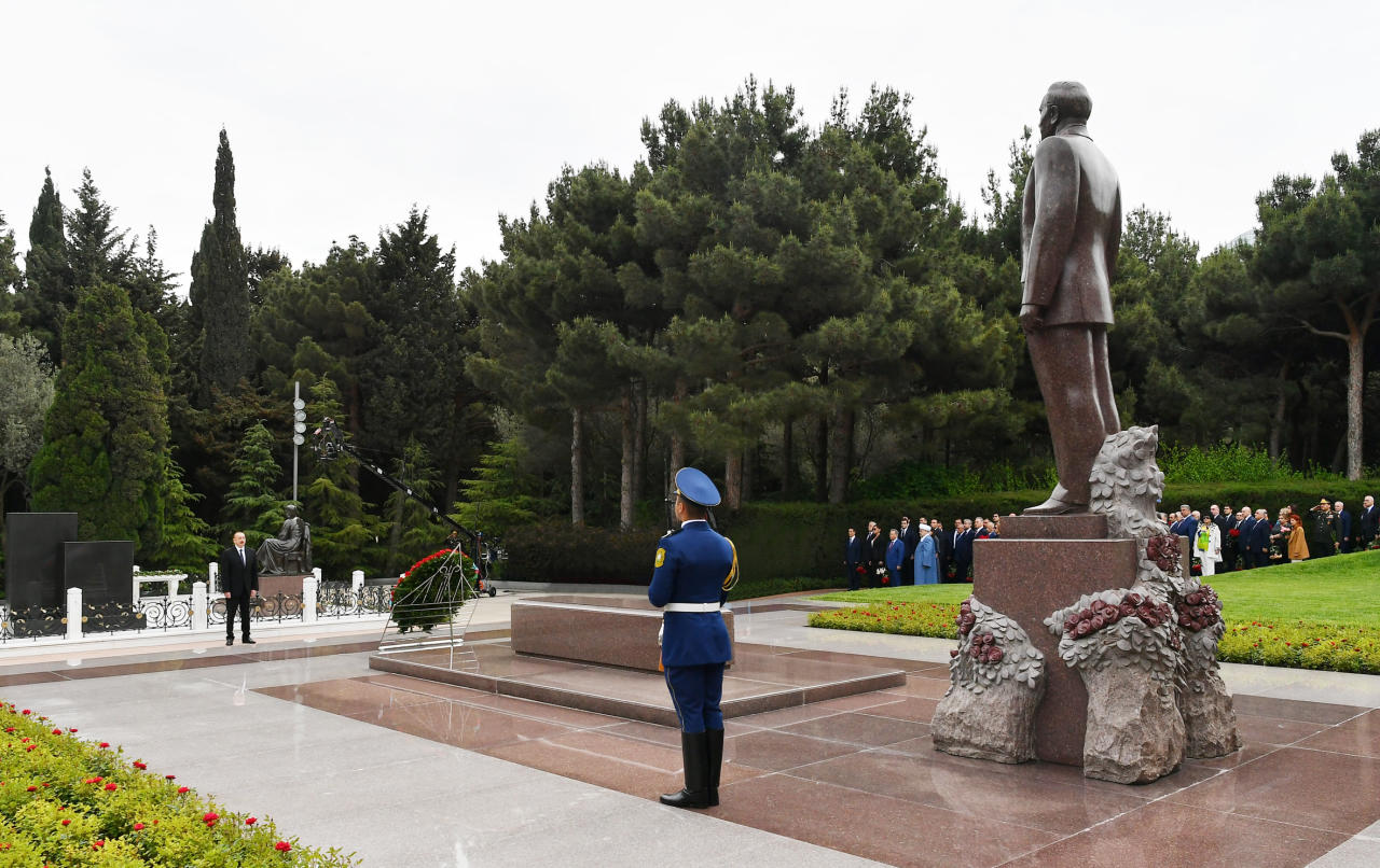 Президент Ильхам Алиев и Первая леди Мехрибан Алиева посетили могилу Общенационального лидера Гейдара Алиева