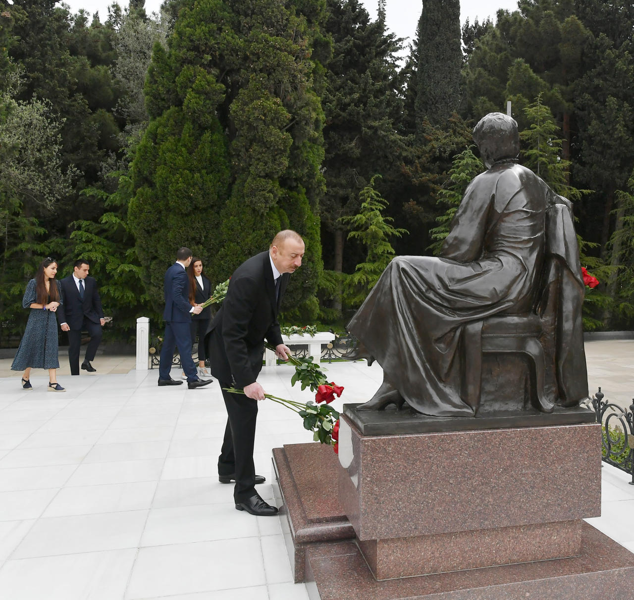 Президент Ильхам Алиев и Первая леди Мехрибан Алиева посетили могилу Общенационального лидера Гейдара Алиева