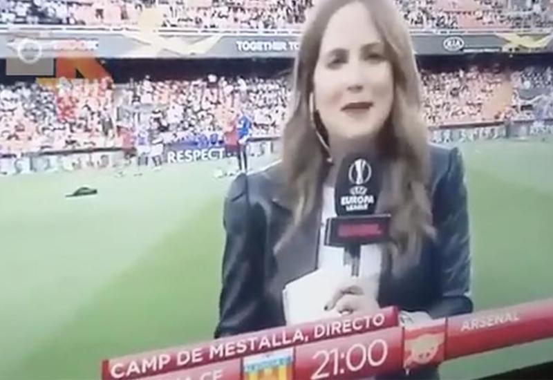 Испанскую журналистку нокаутировали футбольным мячом в прямом эфире