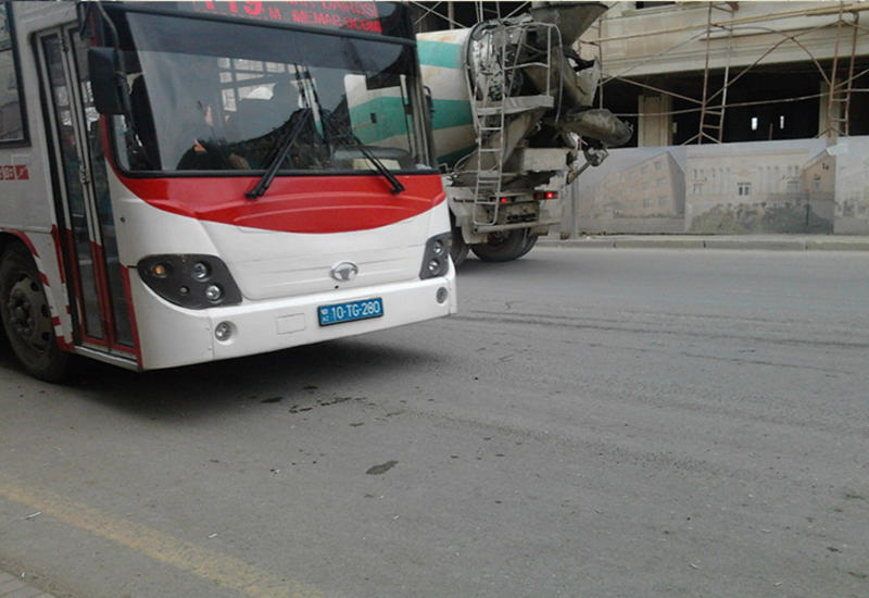 В Баку автобус едет с оторванным днищем