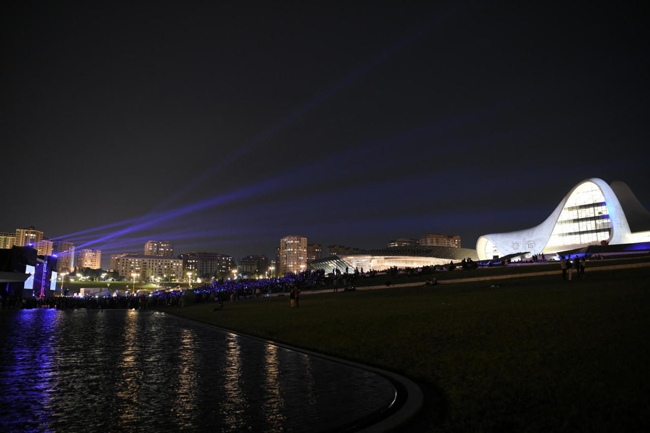Зажигательный концерт в парке Центра Гейдара Алиева