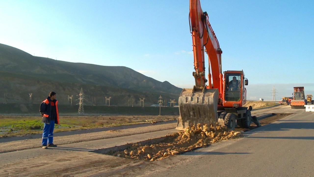 В Баку ремонтируют важную транспортную артерию