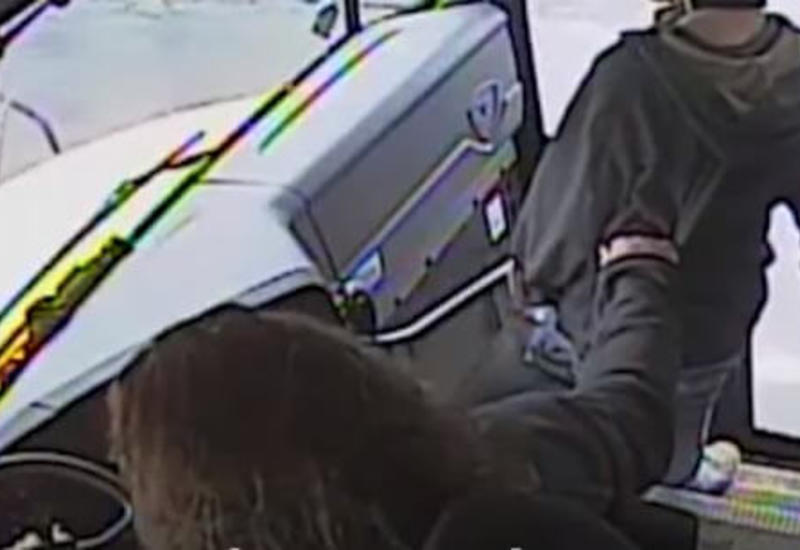 Водительница автобуса спасла школьника, схватив его за куртку
