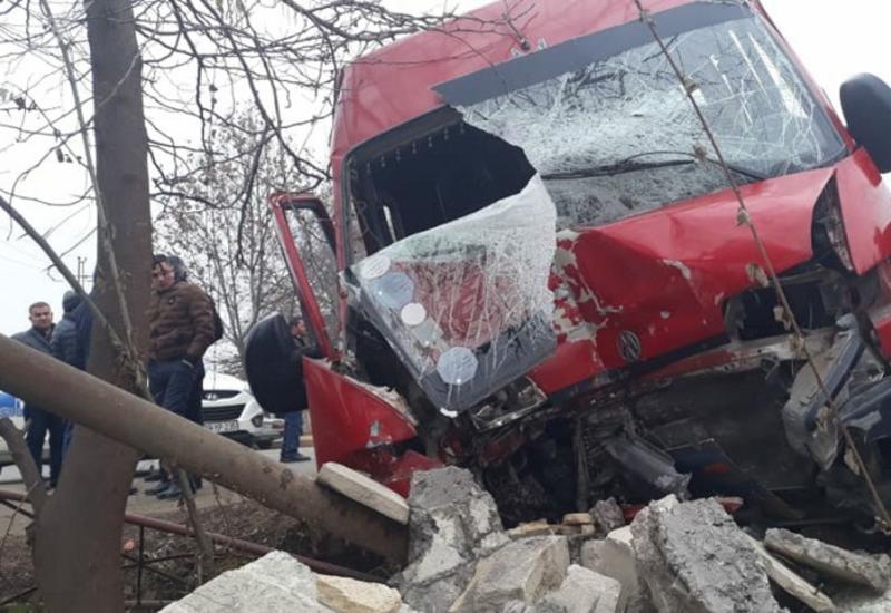 Страшное ДТП с участием микроавтобуса в Азербайджане, есть пострадавшие