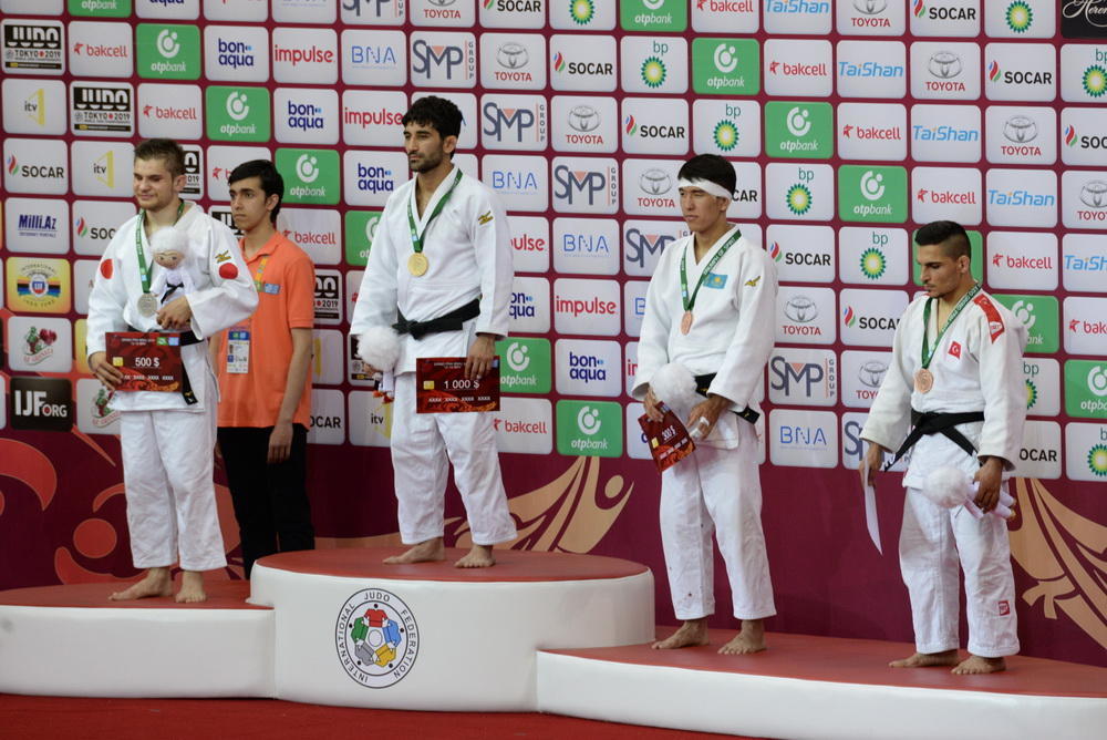 Сборная Азербайджана в первый же день завоевала девять медалей