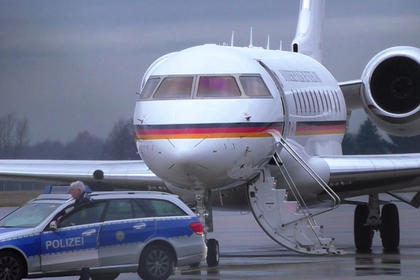 В самолет Меркель врезался автомобиль