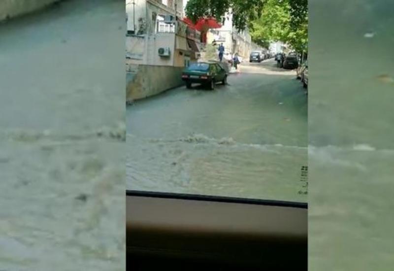 Центральную улицу Баку затопило