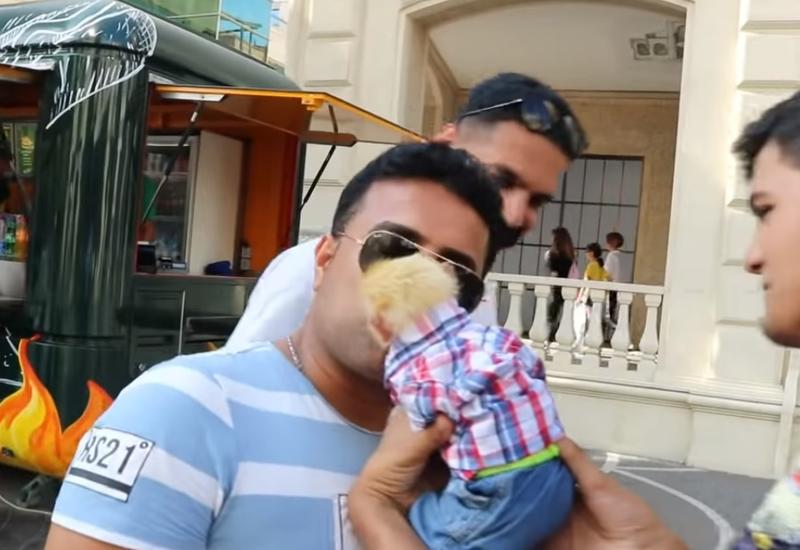 Курьезный случай в центре Баку: Обезьяна откуcила ухо мужчине