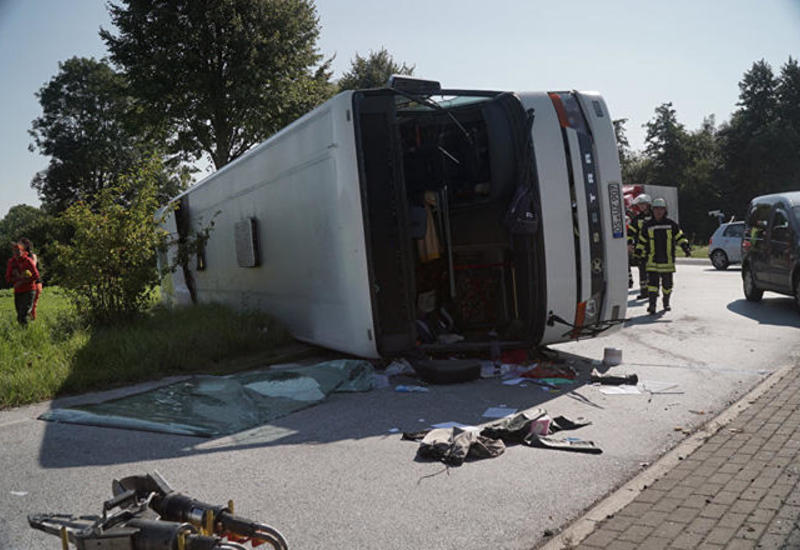 В Германии опрокинулся автобус: есть погибший, много раненых