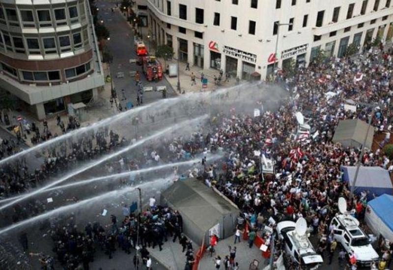 Полиция применила водометы против демонстрантов в Бейруте