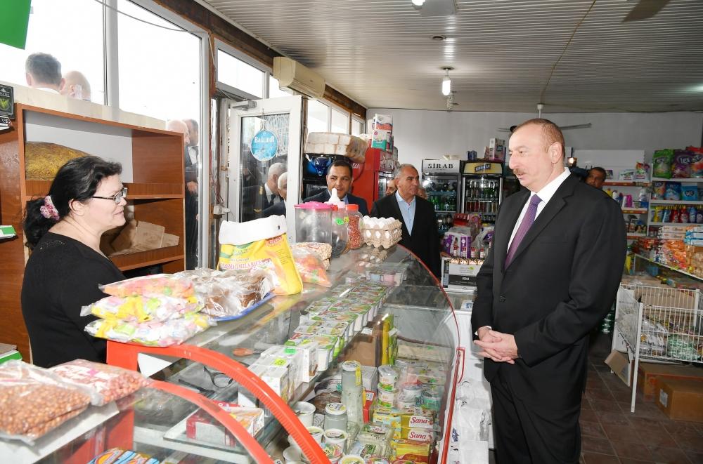 Президент Ильхам Алиев в обычном продуктовом магазине в Баку
